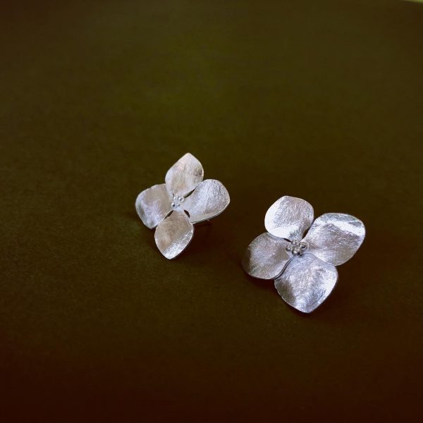 Hydrangea stud earrings [small, made to order]