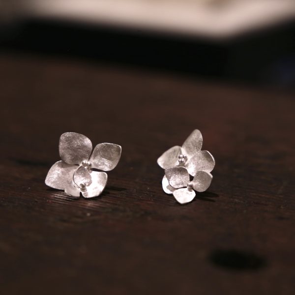 Hydrangea stud earrings [medium, made to order]