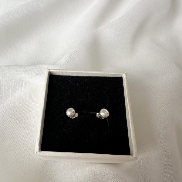 Minimalist stud earrings