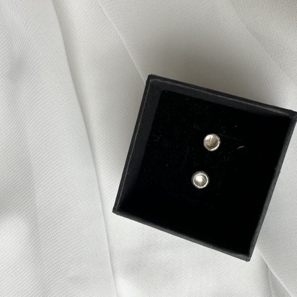 Minimalist stud earrings